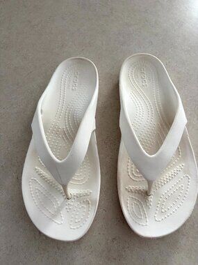 Iconic Crocs Comfort White Flip Flops Women Size 7